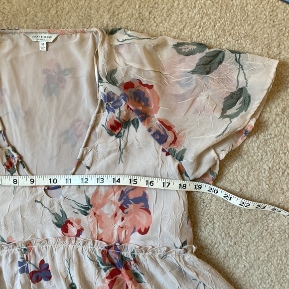 LUCKY brand‎ flutter sleeve tannish-Pink blush floral blouse, size medium - Picture 11 of 12